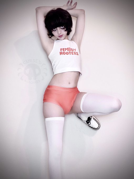 1 pic. Femboy vs Goth Hooters? https://t.co/K8i2R7hdv7