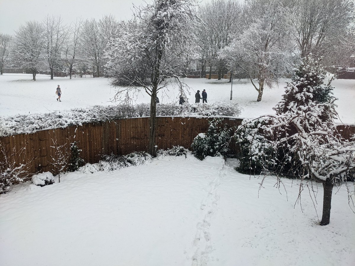 Bex_16's tweet photo. Spot the most #Yorkshire thing accidentally captured in this snowy scene 😁 #Leeds #leedssnow https://t.co/EWnBkIUFD4