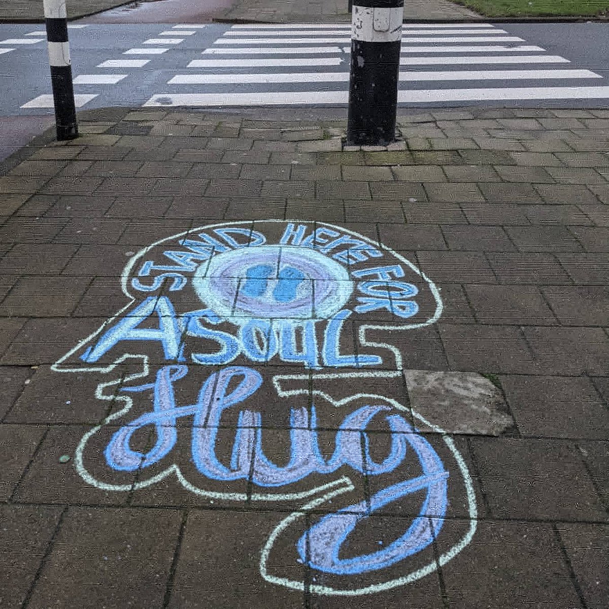 PepchalkNL's tweet photo. A soul hug voor jullie thuis en voor de mensen die op de voetstappen staan en even opladen..
A soul hug for you at home and the people standing on the footsteps
#pepchalknl #pepchalk #stoepkrijt #rotterdam #chalkart #soulhug #samensterk #rotterdamhoudvol #knuffelen https://t.co/FAa3waHsqR