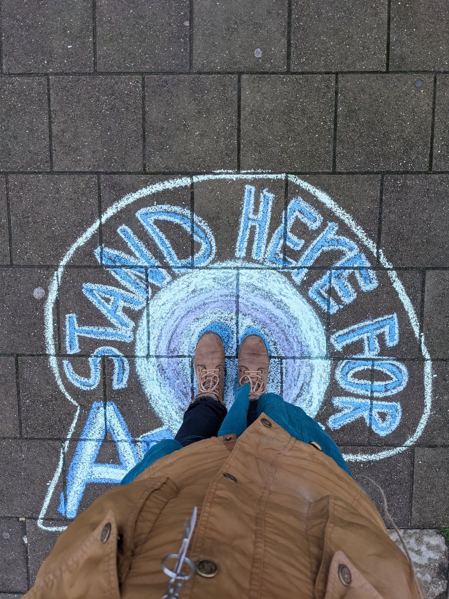 PepchalkNL's tweet photo. A soul hug voor jullie thuis en voor de mensen die op de voetstappen staan en even opladen..
A soul hug for you at home and the people standing on the footsteps
#pepchalknl #pepchalk #stoepkrijt #rotterdam #chalkart #soulhug #samensterk #rotterdamhoudvol #knuffelen https://t.co/FAa3waHsqR