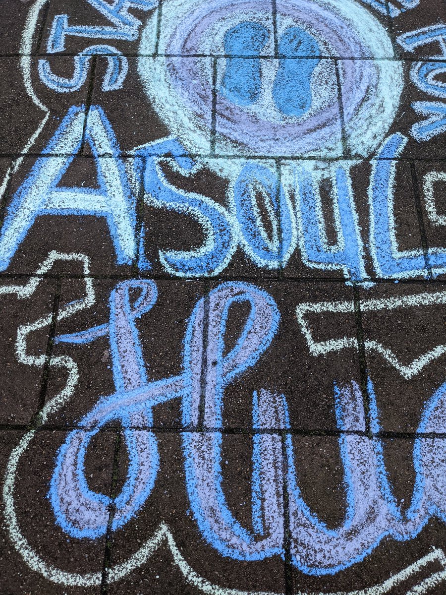 PepchalkNL's tweet photo. A soul hug voor jullie thuis en voor de mensen die op de voetstappen staan en even opladen..
A soul hug for you at home and the people standing on the footsteps
#pepchalknl #pepchalk #stoepkrijt #rotterdam #chalkart #soulhug #samensterk #rotterdamhoudvol #knuffelen https://t.co/FAa3waHsqR