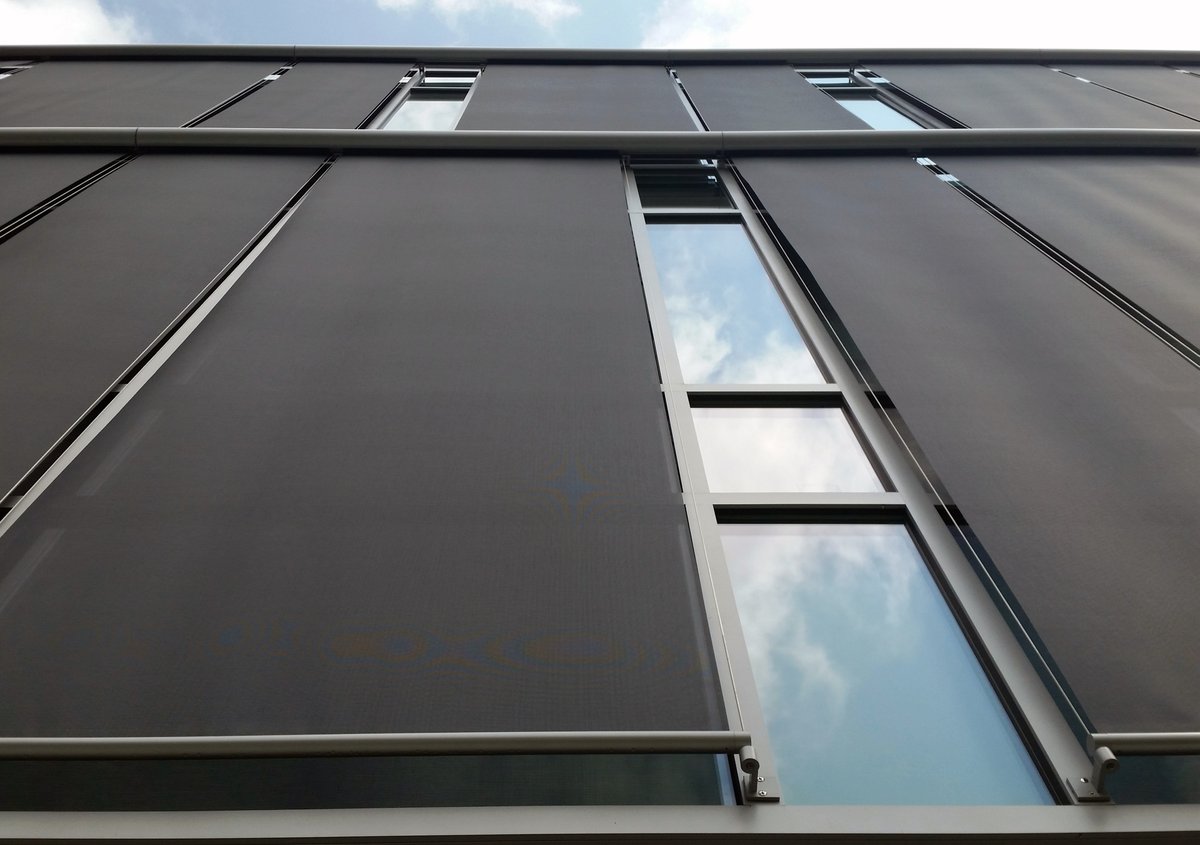 HDarchitectural's tweet photo. For maximum management of sunlight, our engineering + consulting teams specify #exterior #rollershades. Intercepting glare + solar heat gain before they enter a space, our #automated systems significantly improve overall performance. https://t.co/KlUZfYNuUX https://t.co/YDhxkpKifQ