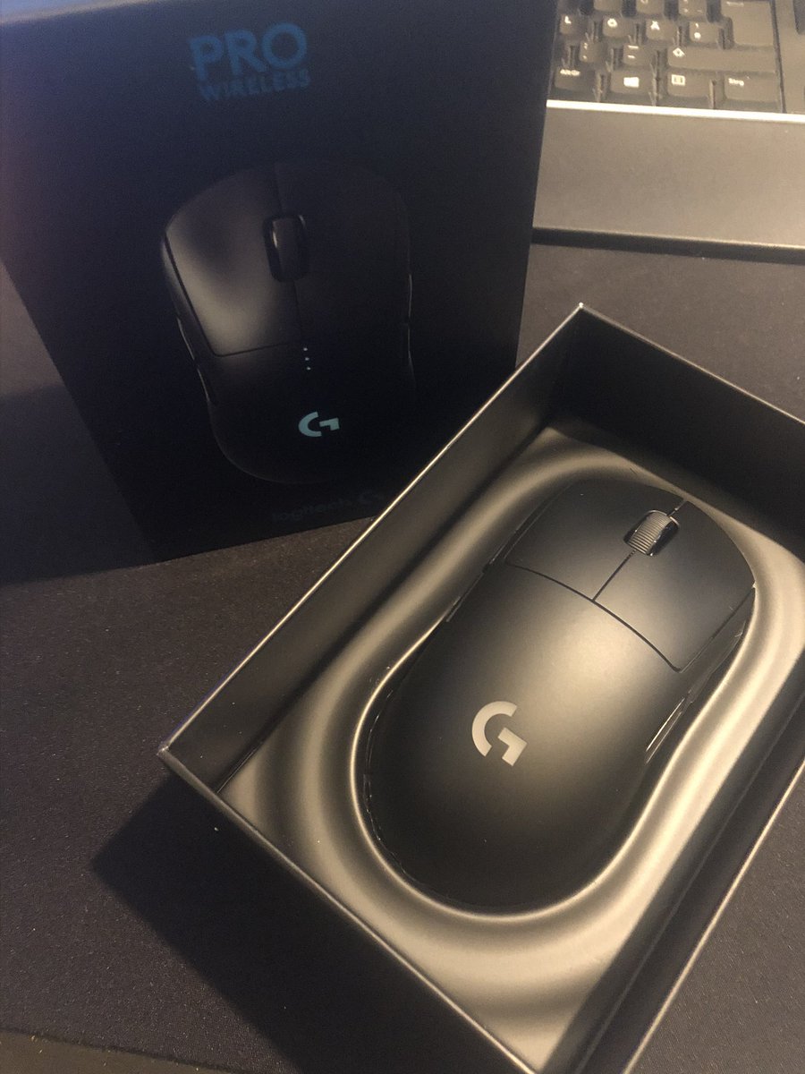 rebell180's tweet photo. Endlich ist sie da! ❤️ Die künftigen Streams endlich wieder ohne Mauslaggs. Wie flüssig wohl das Zocken mit meinem neuen Baby ist ❤️😳❤️ https://t.co/1X4pf0aLyQ