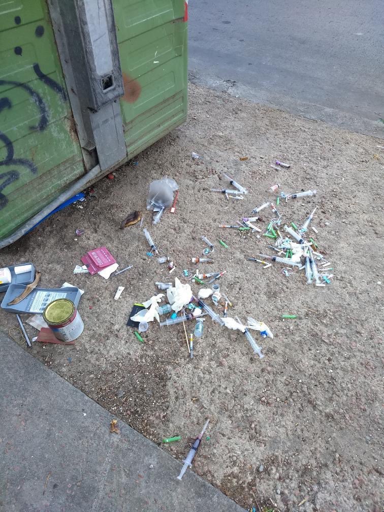 maguipradop's tweet photo. Oyente me manda esta foto. Muchas agujas con sangre tiradas al costado de un contenedor. Está en Urquiza y Jaime Cibils. Ya llamó a la @montevideoIM y al comunal pero no la atienden. También llamó al @MSPUruguay y le dijeron que no es con ellos.  ¡Una locura! https://t.co/s9jeTy9kcr