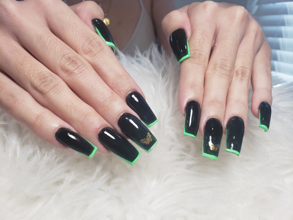 PolishedHawaii's tweet photo. I know a few clients who are either scared to go dark (they're used to softer colors like pink or nude) and clients who are scared to go light (they prefer deep tones like black or navy blue). Which one are you? 😜⁠
⁠
#nailselfie #nailsaddict #gelnails #gelpolish #gelmanicure https://t.co/cbjzlXiRkw