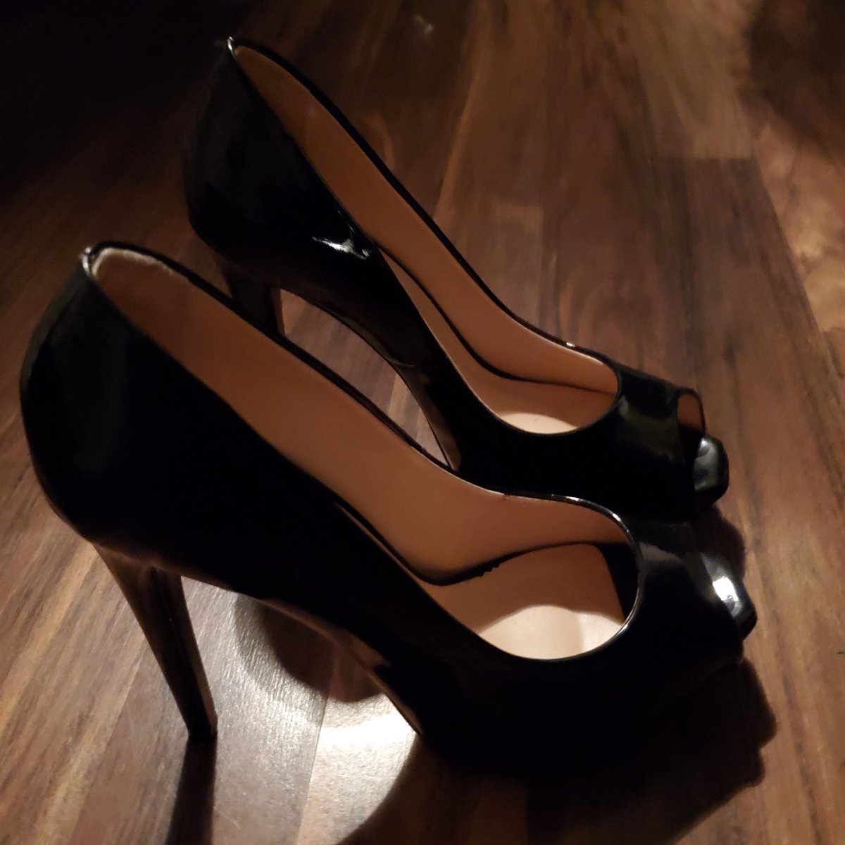 Nimz2016's tweet photo. Seriously in love with these 😍😍 even if I can only wear them at home 😂😂 #newshoes #sooopretty #sexy https://t.co/tbIgb70H3l