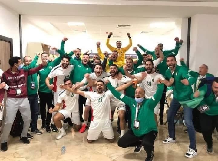 LGDFennec's tweet photo. La belle image de la soirée avec la joie algérienne 🇩🇿 dans le vestiaire après la victoire face au Maroc 🇲🇦 ! #Egypt2021 #algerie #handballdz https://t.co/8fQZqGu3OG