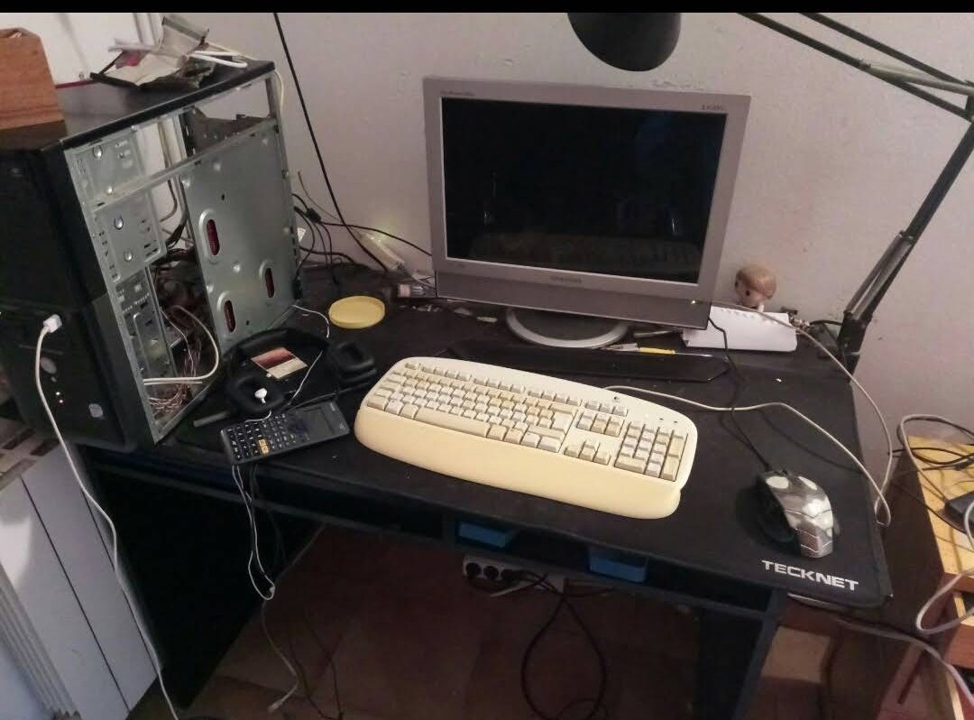 marcpochj's tweet photo. #TYASUS este es mi set up de hace 4 años logicamente ya no lo tengo tienes la captura de pantalla para demostrarte que es eral te puedo pasar foto de la mesa ,del luke funko y la calculadora https://t.co/MokzV52Wlb