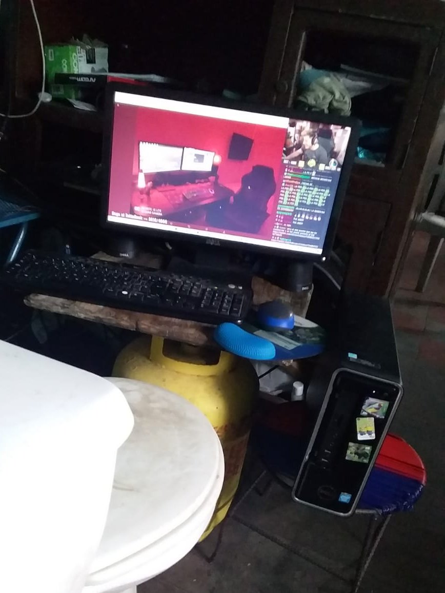 Iddiuhc's tweet photo. @Elmiillor @ASUSROGES #TYASUS Aqui esta mi setup full latinoamericano, ayuden para que elm lo vea <3 ;) https://t.co/LLnV2soK2l