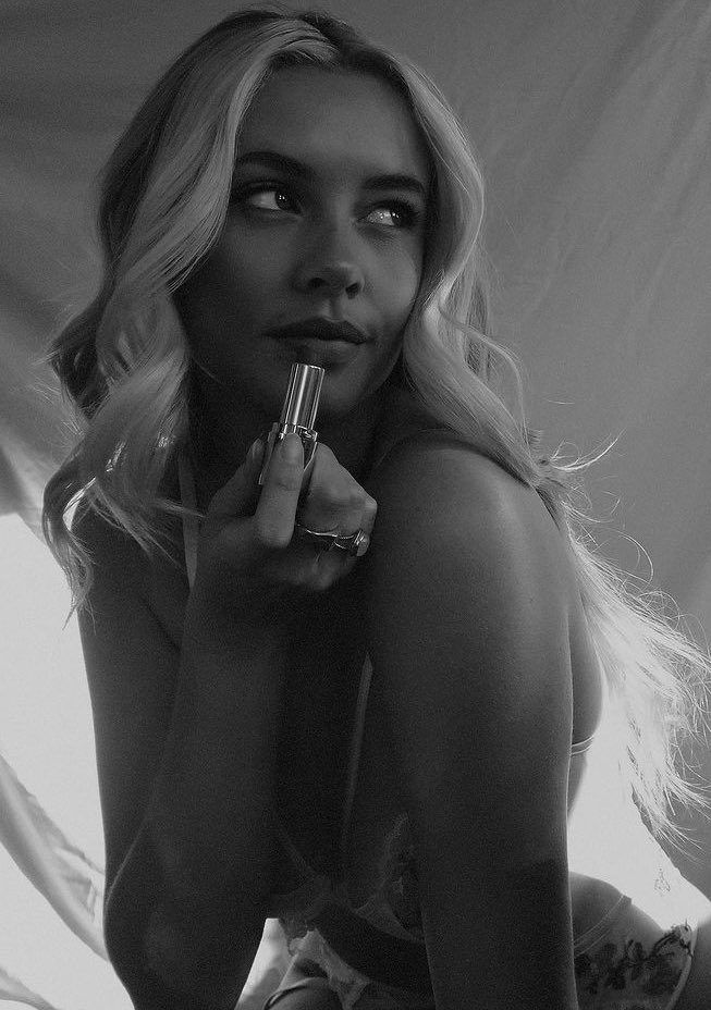 joIiedouceur's tweet image. ⠀ ⠀ ⠀ ⠀ ⠀ 

⠀ ⠀ ⠀ ⠀ 𝓠𝒖𝒊 𝒔𝒐𝒖𝒓𝒊𝒕 𝒏&apos;𝒆𝒔𝒕 𝒑𝒂𝒔 𝒕𝒐𝒖𝒋𝒐𝒖𝒓𝒔 𝒉𝒆𝒖𝒓𝒆𝒖𝒙;
                           𝓘𝒍 𝒚 𝒂 𝒅𝒆𝒔 𝒍𝒂𝒓𝒎𝒆𝒔 𝒅𝒂𝒏𝒔 𝒍𝒆 𝒄𝒐𝒆𝒖𝒓𝒔 𝒒𝒖𝒊 𝒏&apos;𝒂𝒕𝒕𝒆𝒊𝒈𝒏𝒆𝒏𝒕 𝒑𝒂𝒔 𝒍𝒆𝒔 𝒚𝒆𝒖𝒙. 

⠀ —𝓜.𝓦.

⠀ ⠀ ⠀ ⠀ ⠀