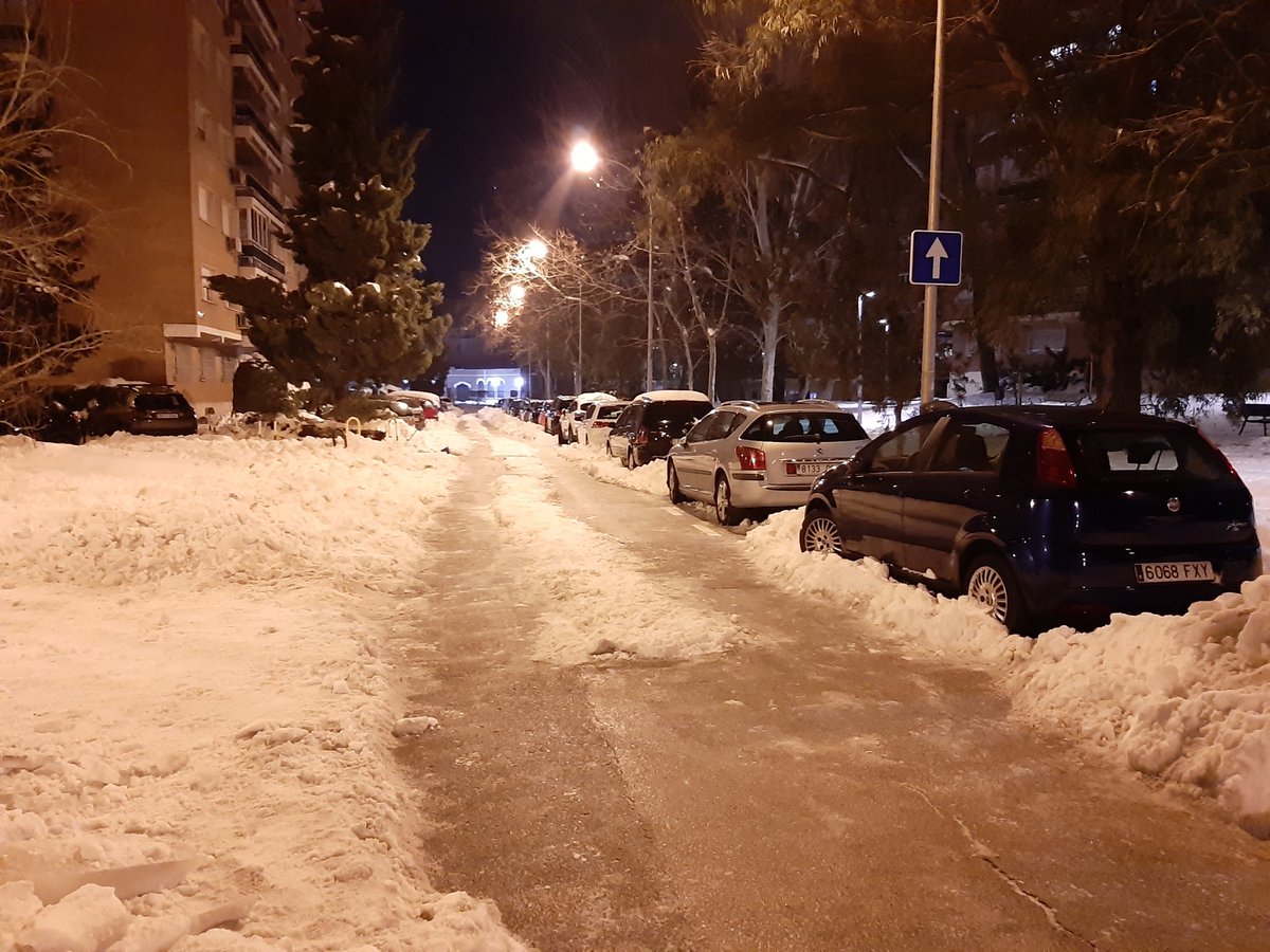 Aran_Perianes's tweet photo. Hoy un grupo de vecinos hemos limpiado una parte de la calle Santa Virgilia. Ya se puede pasar con un coche. Un super equipo!!! 💪Aquí tenéis algunos con el pico y la pala. @HortalezaPV @ttguardi https://t.co/GhhVh1GMOH