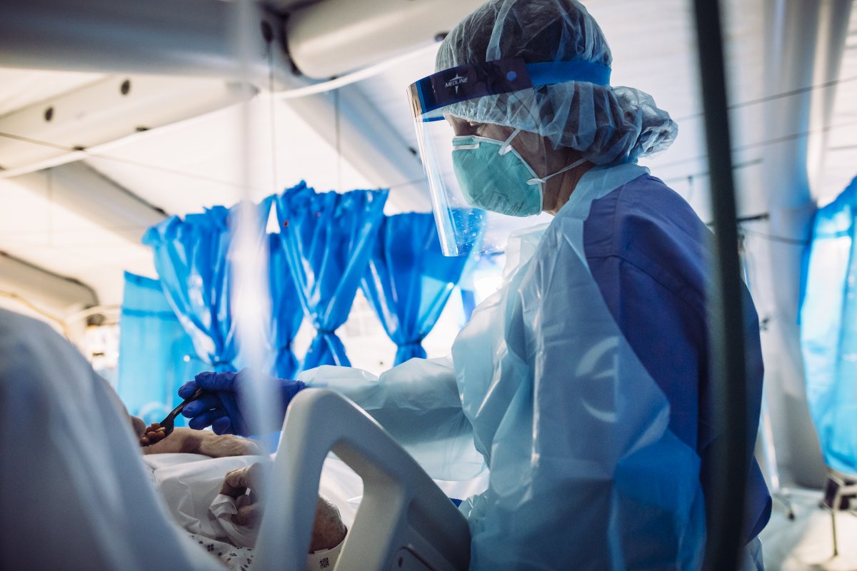 SamaritansPurse's tweet photo. In addition to providing high quality medical care to our COVID-19 patients at our Emergency Field Hospital in Lenoir, NC, our team seeks to spread hope to those unable to see their families during this time. https://t.co/o9kzHGFv42 https://t.co/FixiAacJl9