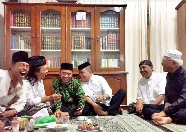 maman1965's tweet photo. Selamat Hari Jumat
(Jangan ada yang nanya, kenapa nggak ada yg pakai masker ya, karena ini foto lawasan) 

Petik energi bahagianya silaturahmi... 

@gusmusgusmu 
@Prie_GS 
@CandraMalik https://t.co/guHzg0Hweh