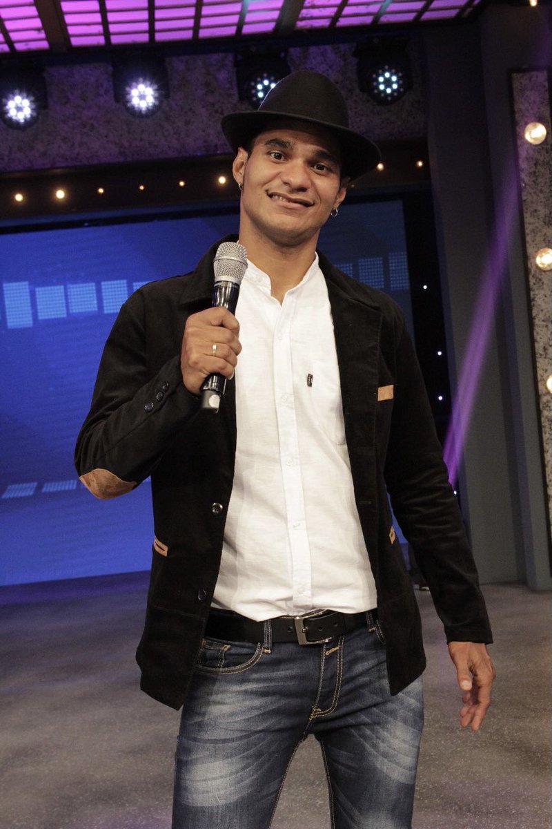 TQuierenFama's tweet photo. ¿MIGUEL ÁNGEL logrará conquistar a nuestros queridos observadores? 🎤🎶✨ #MusicalColosal https://t.co/uxrQT85Q3L
