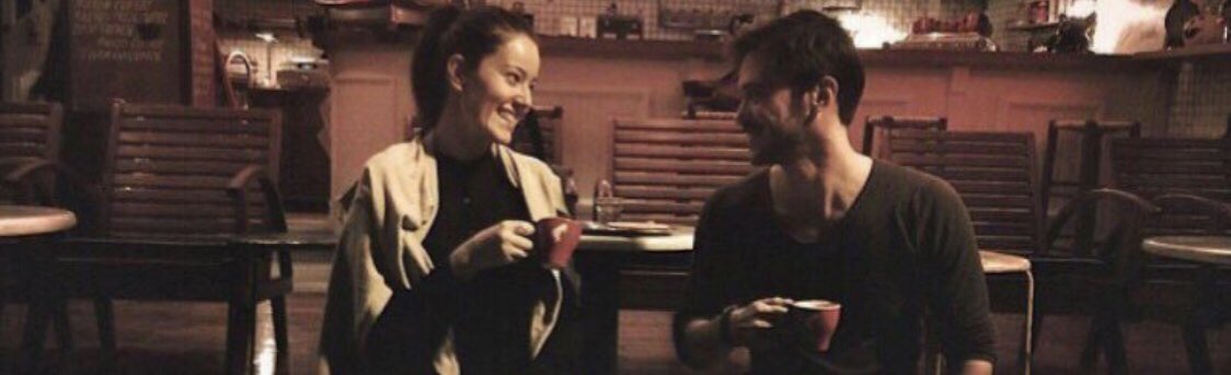 RF2ll's tweet image. فمتى اللِقاءُ و كم يطول تساؤلي
هل في الحياة بقيّةً لأراك ؟
إن كان عُمري قد تصرَّم و انقضى
فالعُمرُ يبدأُ حينَما ألقاك.