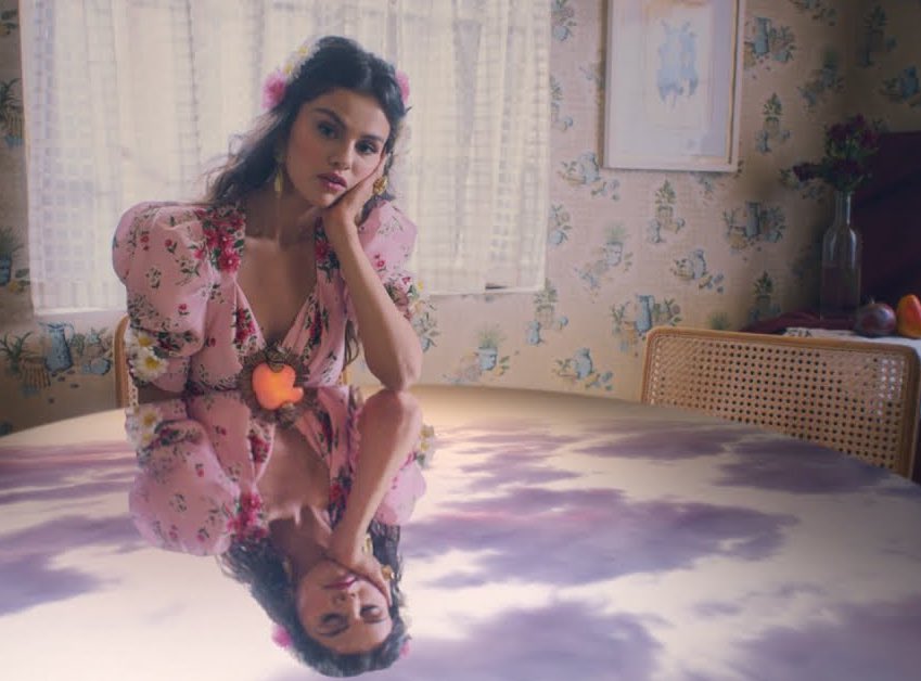 [Nueva Foto] Selena Gomez en su nuevo videoclip 'De Una Vez'  #DeUnaVez #DeUnaVezTONIGHT