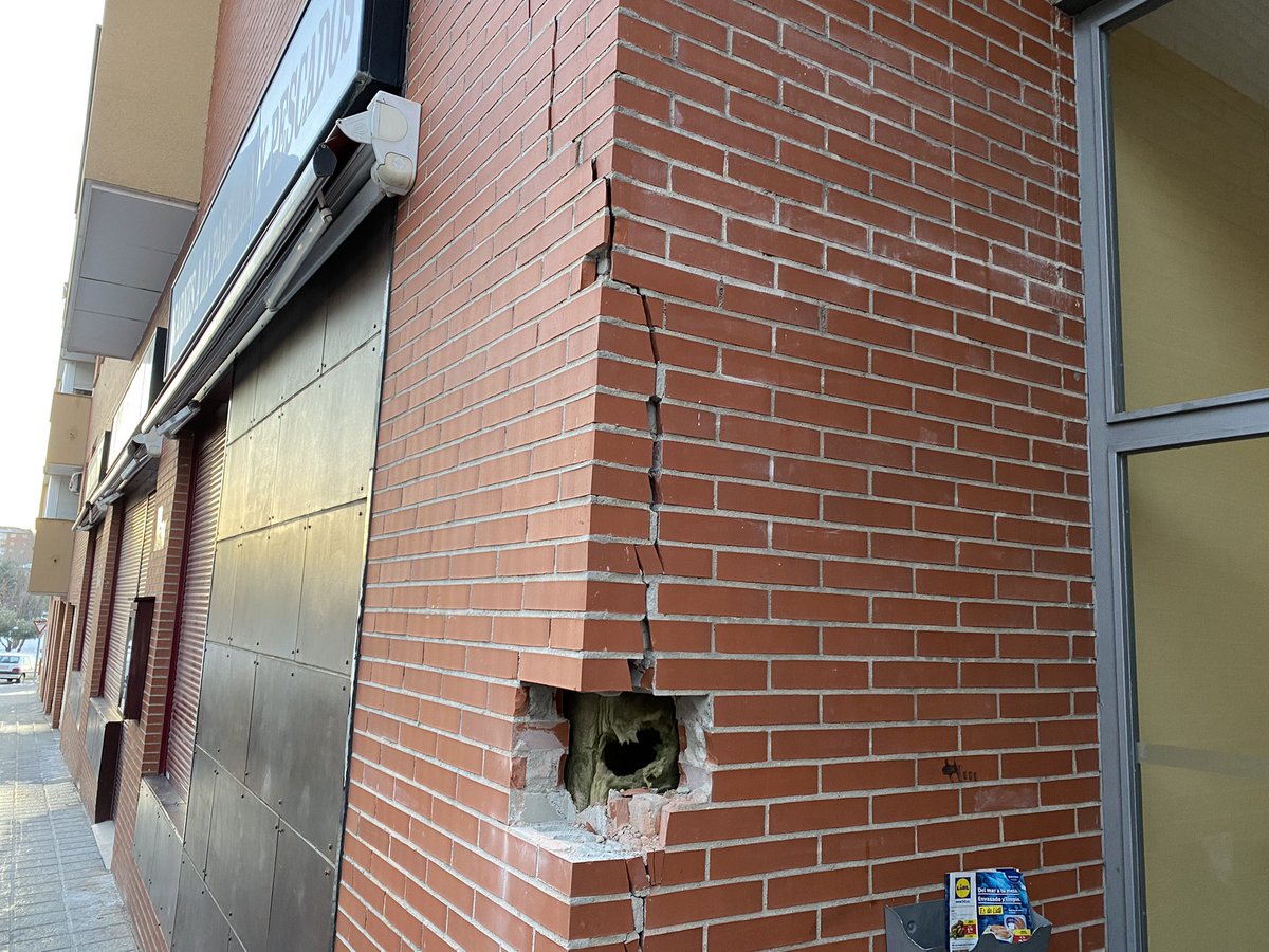Revisando apoyos de ladrillo, conectores, etc. para determinar las causas de la aparición de fisuras en varias zonas de una fachada cara vista. Recogida de muestra de ladrillo para ensayo. #aparejador #arquitectotecnico #informe #rehabilitacion