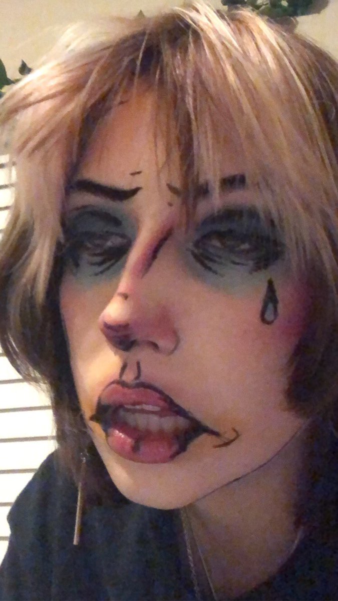 DeputyWorm's tweet photo. Elf an clown https://t.co/HyiDgUk32L