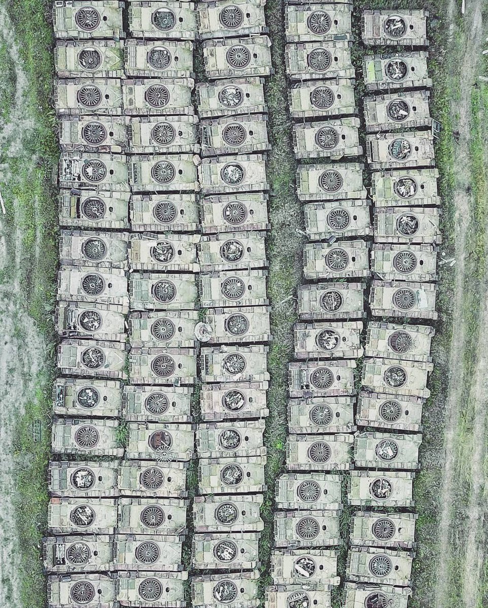 Photo from a different tank graveyard in Siberia. 4/ https://www.instagram.com/p/CEtcZOQgHNX/?igshid=1c64bc24z1ve