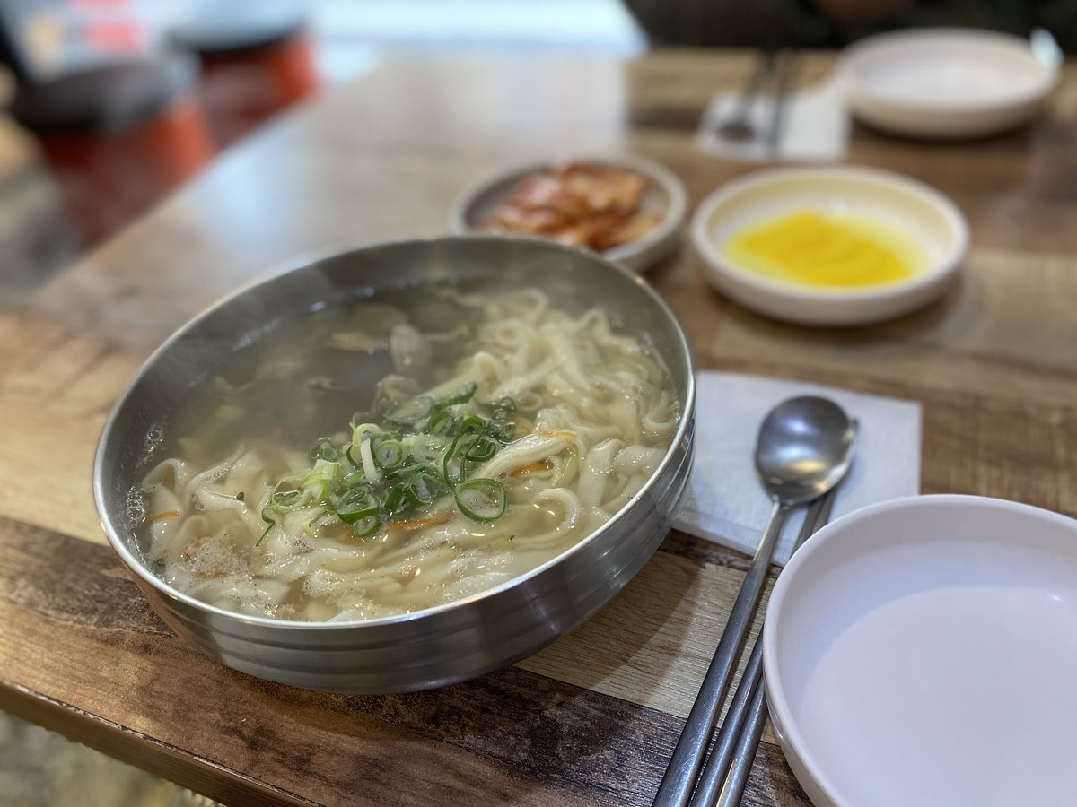 Suwon_seryu2's tweet photo. 오랜만에 방문한 #착한손칼국수 입니다 바지락칼국수 국물이 시원하고 맛있어요! 😄😚#세류이동 #골목식당 https://t.co/ugX4xa3QoR