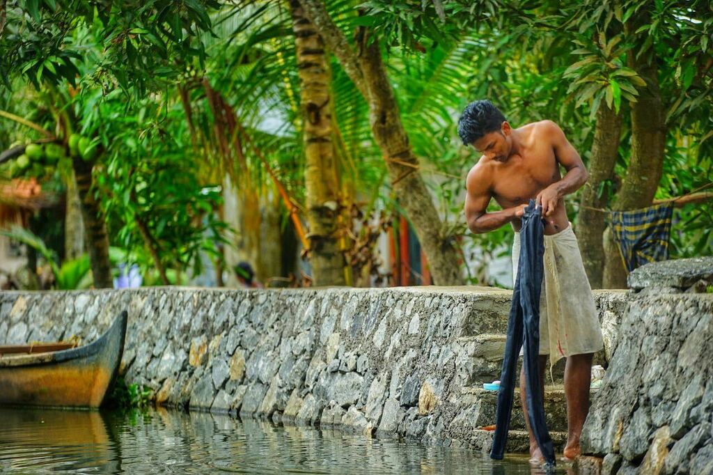 magikindia's tweet photo. Along the backwaters ...
#kerala #keralatourism #alleppey #alleppeybackwaters #keralagodsowncountry #streetphotography #streetphotographyindia #indiaphotography #travel #indialovers #travelindiagram #travelindia #magikindia #india #indiatravelphotography #mathinitravel https://t.co/02LvQ0OTRr