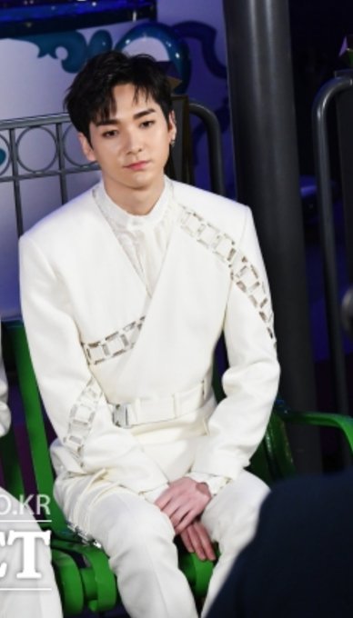 Erv3YQQVcAMm_qN?format=jpg&name=small