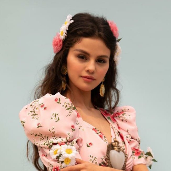 selgomezdata's tweet photo. @SelenaGomez's “De Una Vez” is the first all-spanish female solo song to reach top 10 on iTunes US in the last 10 years (at #9). https://t.co/4gfaxDV8YG