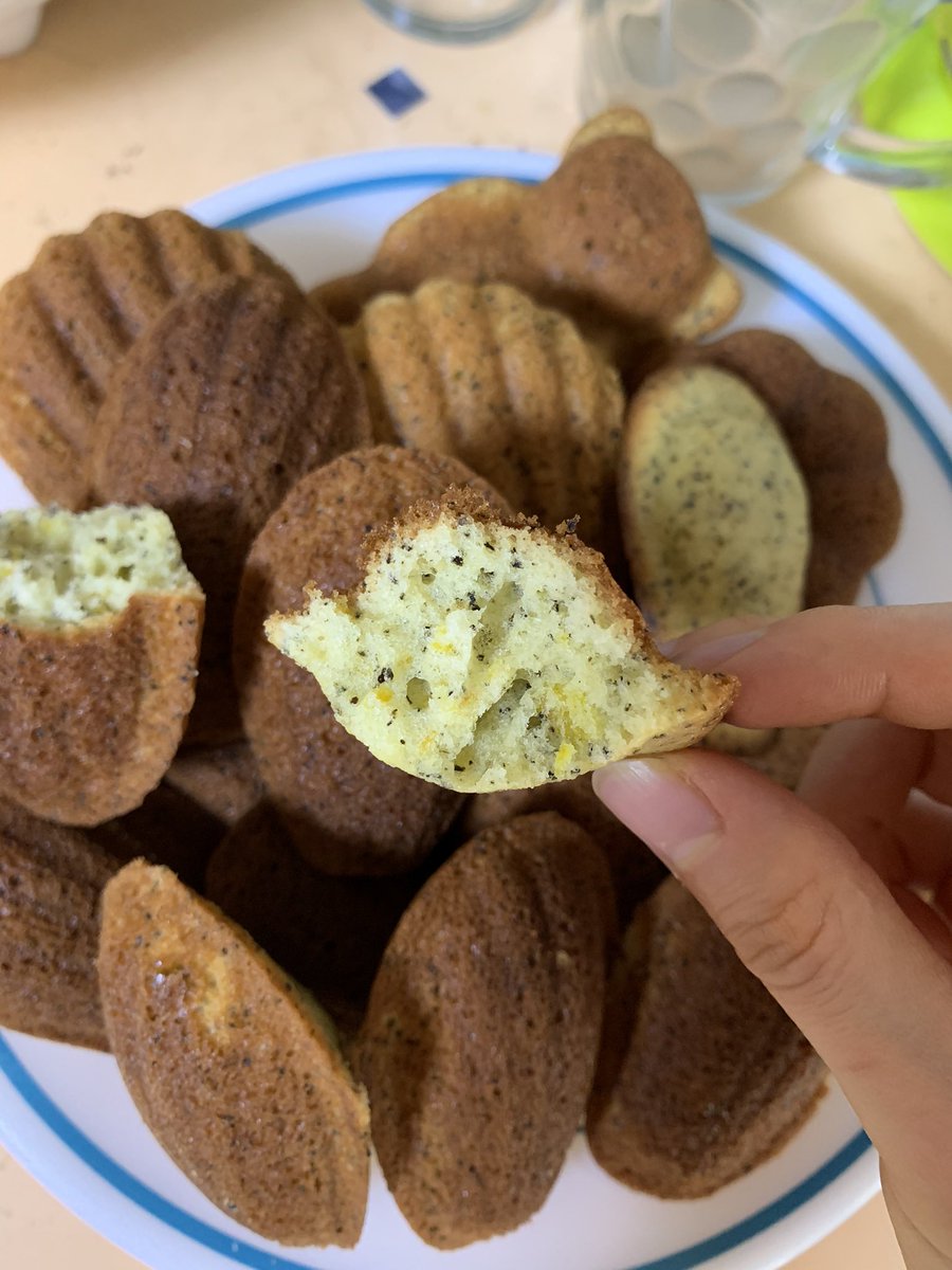 레몬 홍차 마들렌 😋 확실히 레몬알갱이가 들어가니 더 상큼하다