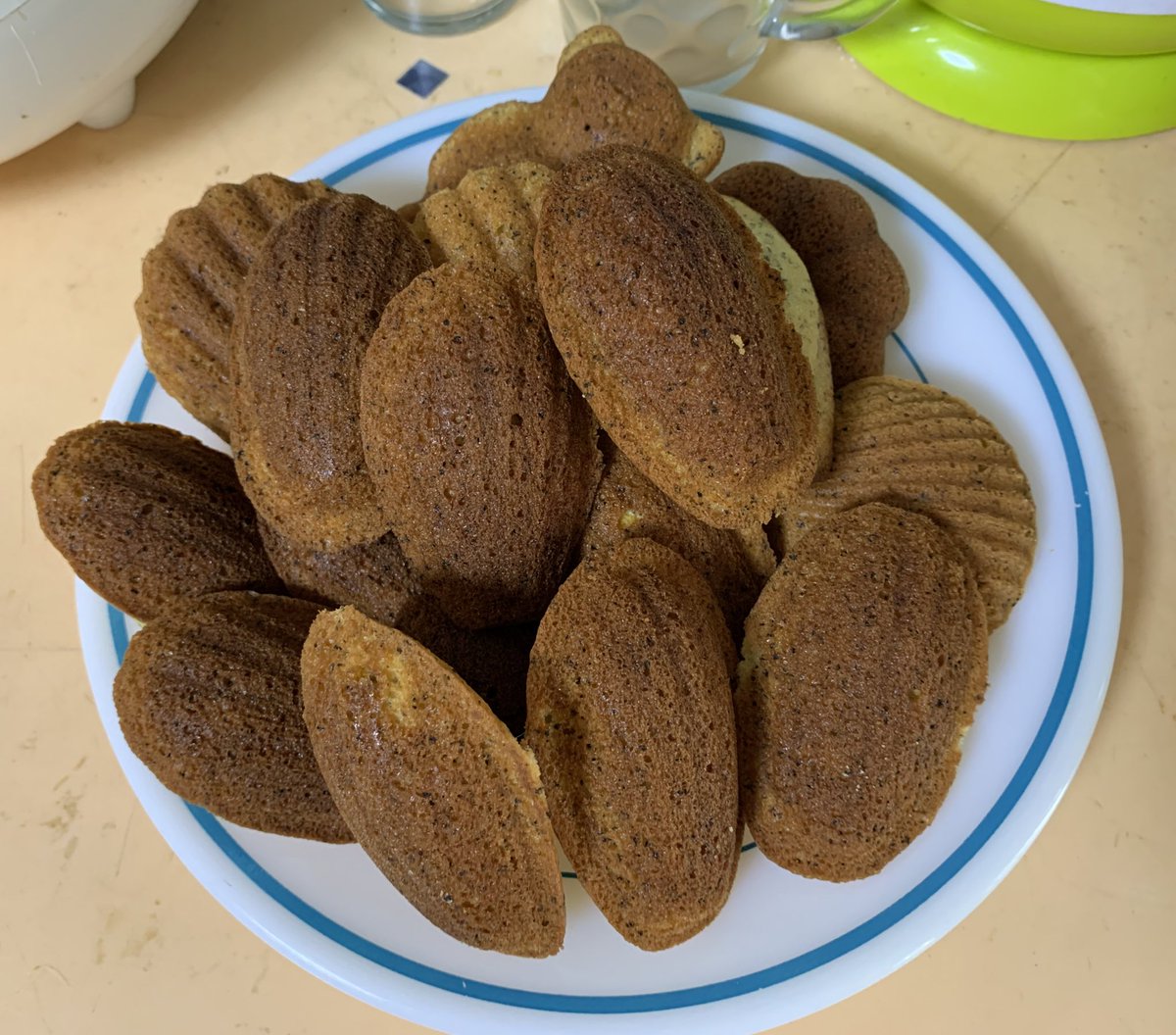 strangestint's tweet photo. 레몬 홍차 마들렌 😋 확실히 레몬알갱이가 들어가니 더 상큼하다 https://t.co/ZXudC4xBGz