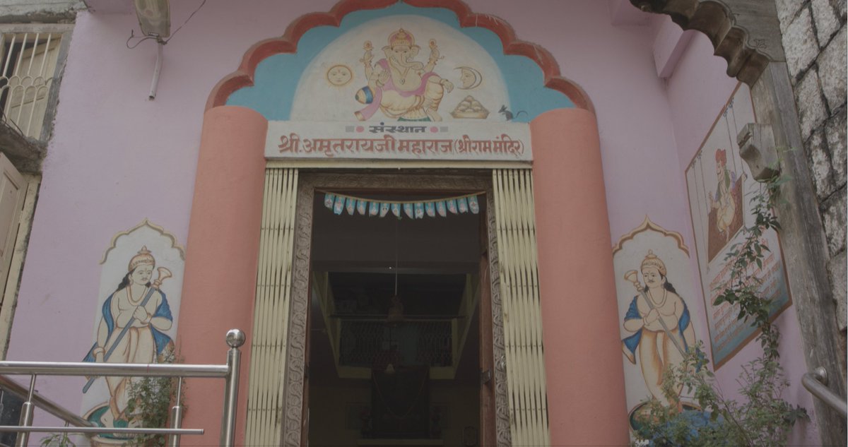 dekkani's tweet image. &quot;Sudama Charitra&quot;: medieval Dakhani poetry by the saint-poet Amrutray. Annotation by legendary scholar of the Deccan, AR Kulkarni. Shrine of Amrutray in Paithan—Sept 2017. Opening couplet: 

Ajab hai guruji vohi karsaz; falak beech mane vohi karsaz.

#kites #Sankranthi2021