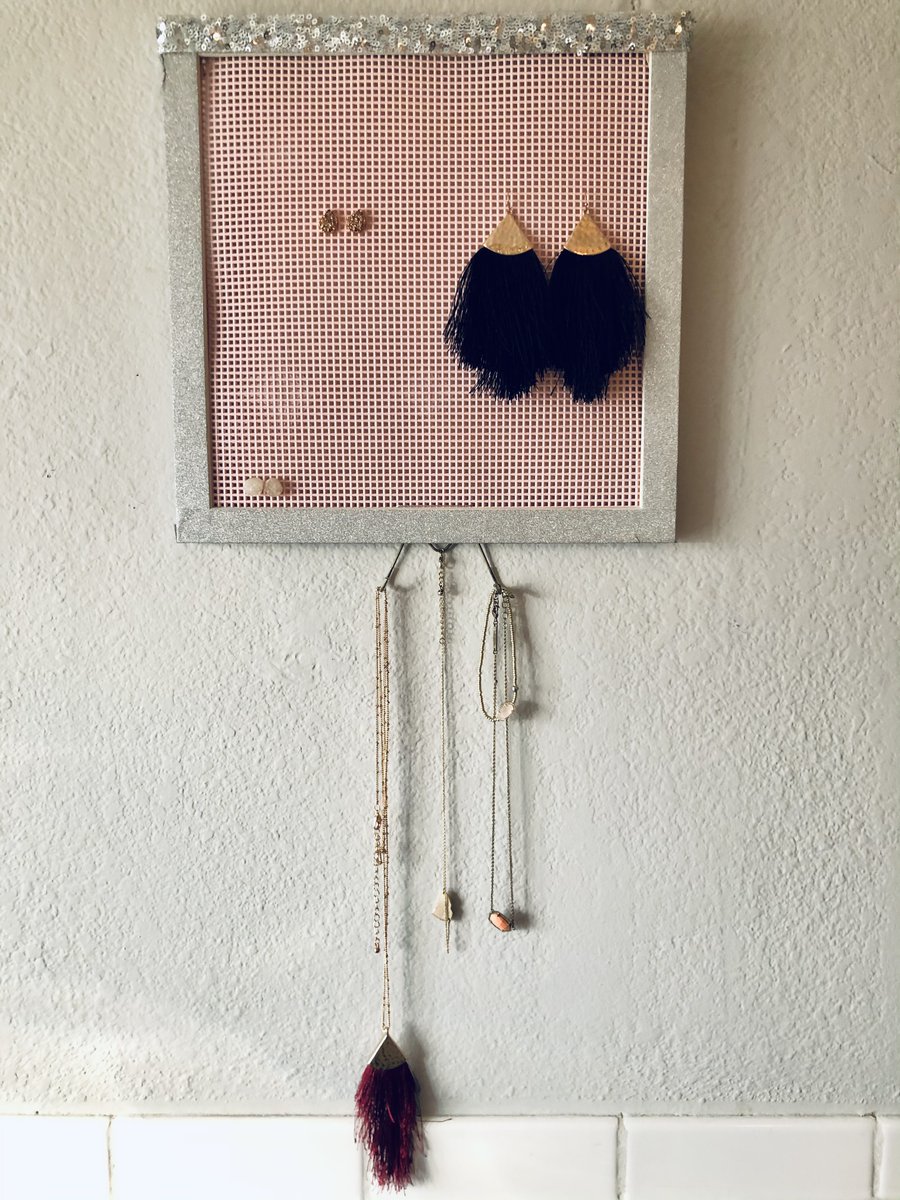 Need some inexpensive organizers? We've got ideas and everything you'll need. 

Jewelry organizer made from an old frame, washi tape and plastic needlepoint canvas.

#organizeyourhouseday

pinterest.com/scrapskc/organ…