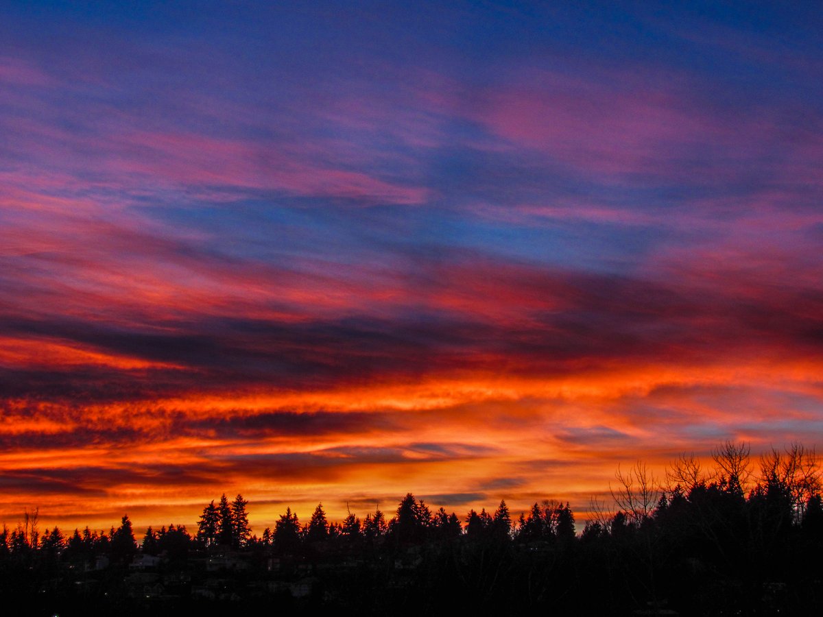 NWSSeattle's tweet photo. That's a wrap for Thursday. Sunset at NWS Seattle. #sunset #wawx https://t.co/7ANKneDQj9