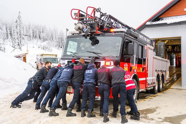 New 78 foot ladder truck at #BigWhiteFireDepartment is the product of five years' work: ow.ly/oriC50D9504 Way to go fire folk &amp; #RDKB Area E! #Cooperation #Community #ThatLooksHeavy