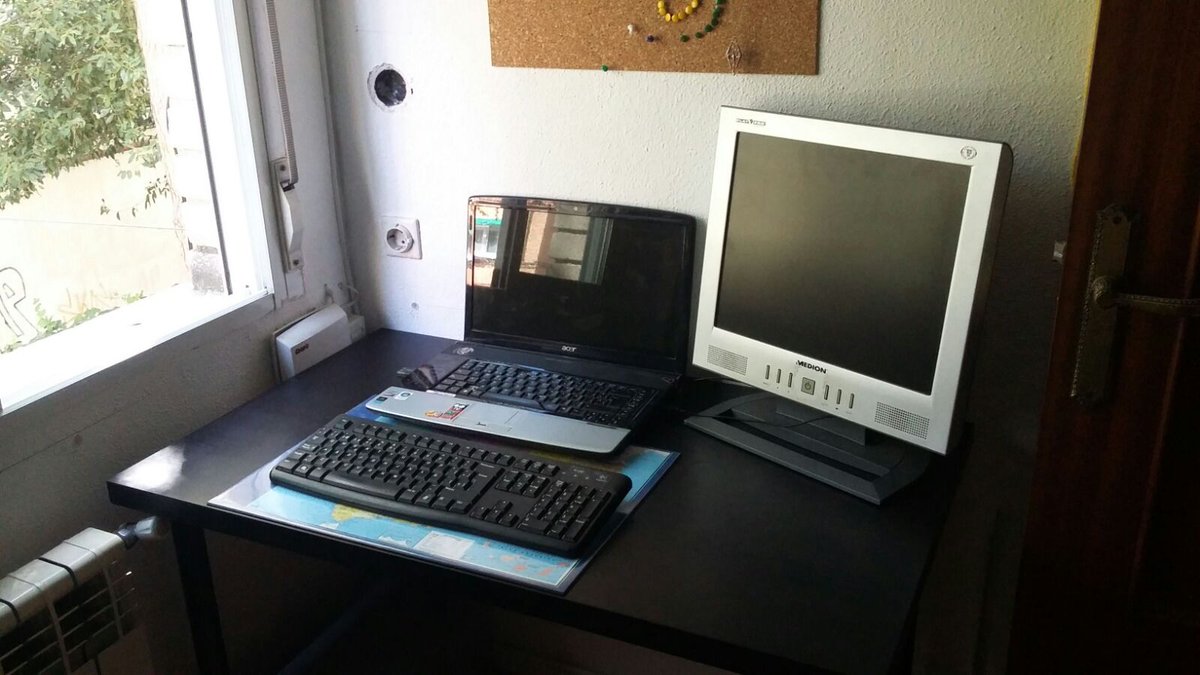 Rotelan_'s tweet photo. Gente mirad la evolución de mi setup 😎👌#GamingSetup #setuprubius #setup #gamer #gamingpc  Sé que la organización de cables es pésima pero en un futuro lo voy a arreglar 😩😩😩 https://t.co/xtz1lnfwKa