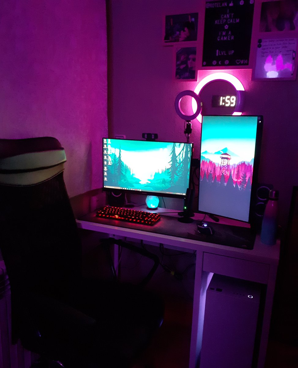 Rotelan_'s tweet photo. Gente mirad la evolución de mi setup 😎👌#GamingSetup #setuprubius #setup #gamer #gamingpc  Sé que la organización de cables es pésima pero en un futuro lo voy a arreglar 😩😩😩 https://t.co/xtz1lnfwKa
