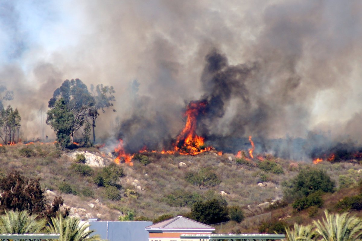 JohnRMelson's tweet photo. #CometFire in San Marcos near #PalomarCollege burned around 40 acres. Phos-Chek and water-dropping helicopters helped extinguish it. https://t.co/zLreb7lPc4