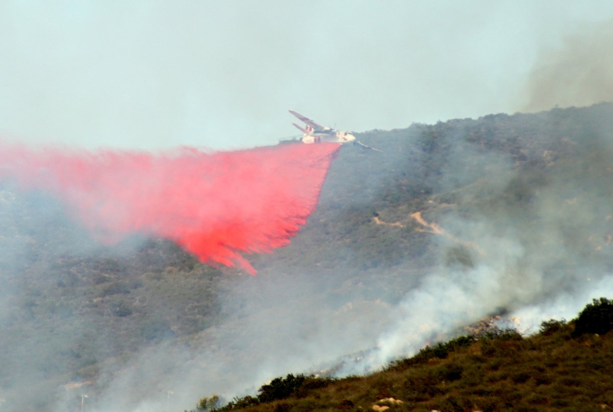 JohnRMelson's tweet photo. #CometFire in San Marcos near #PalomarCollege burned around 40 acres. Phos-Chek and water-dropping helicopters helped extinguish it. https://t.co/zLreb7lPc4