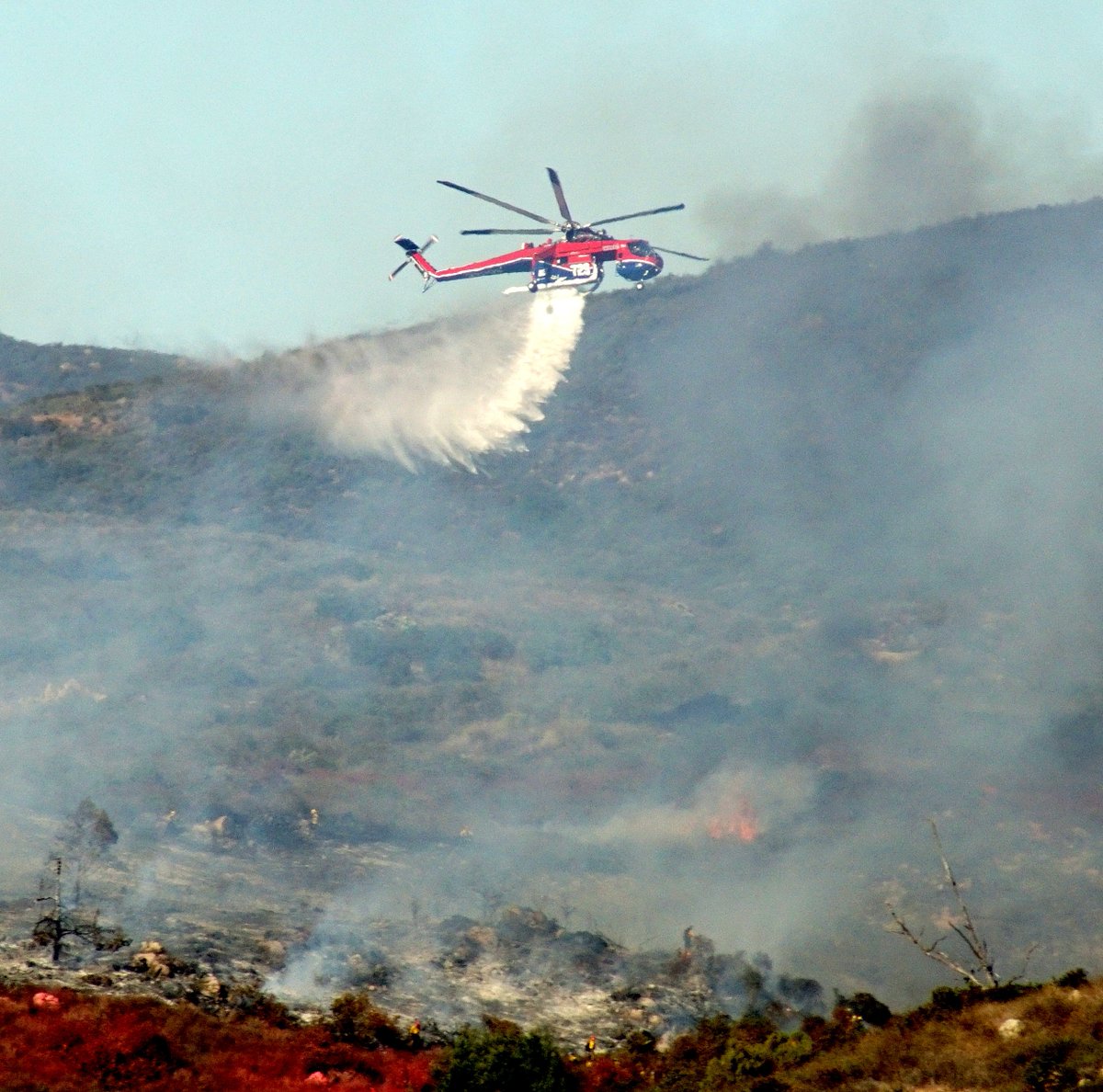JohnRMelson's tweet photo. #CometFire in San Marcos near #PalomarCollege burned around 40 acres. Phos-Chek and water-dropping helicopters helped extinguish it. https://t.co/zLreb7lPc4