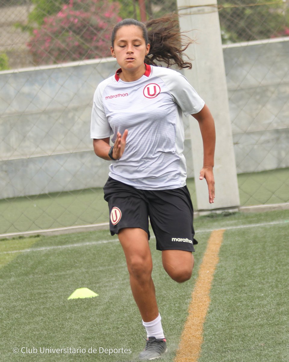 FutFemeninoU's tweet photo. 📸 Imágenes de los entrenamientos  del primer equipo en el inicio de la pretemporada en el campo auxiliar 1 del @MonumentalU_

#VamosCremas 💪🏼 https://t.co/WGSmQhhZkz