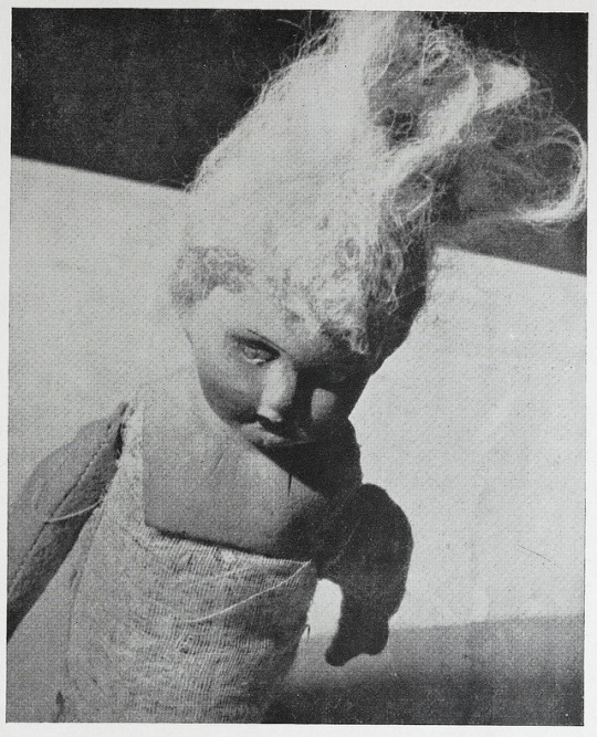 A puppet’s head. Rudolf Karmer. Die Form. April 1929.
(via Nemfrog on Tumblr).