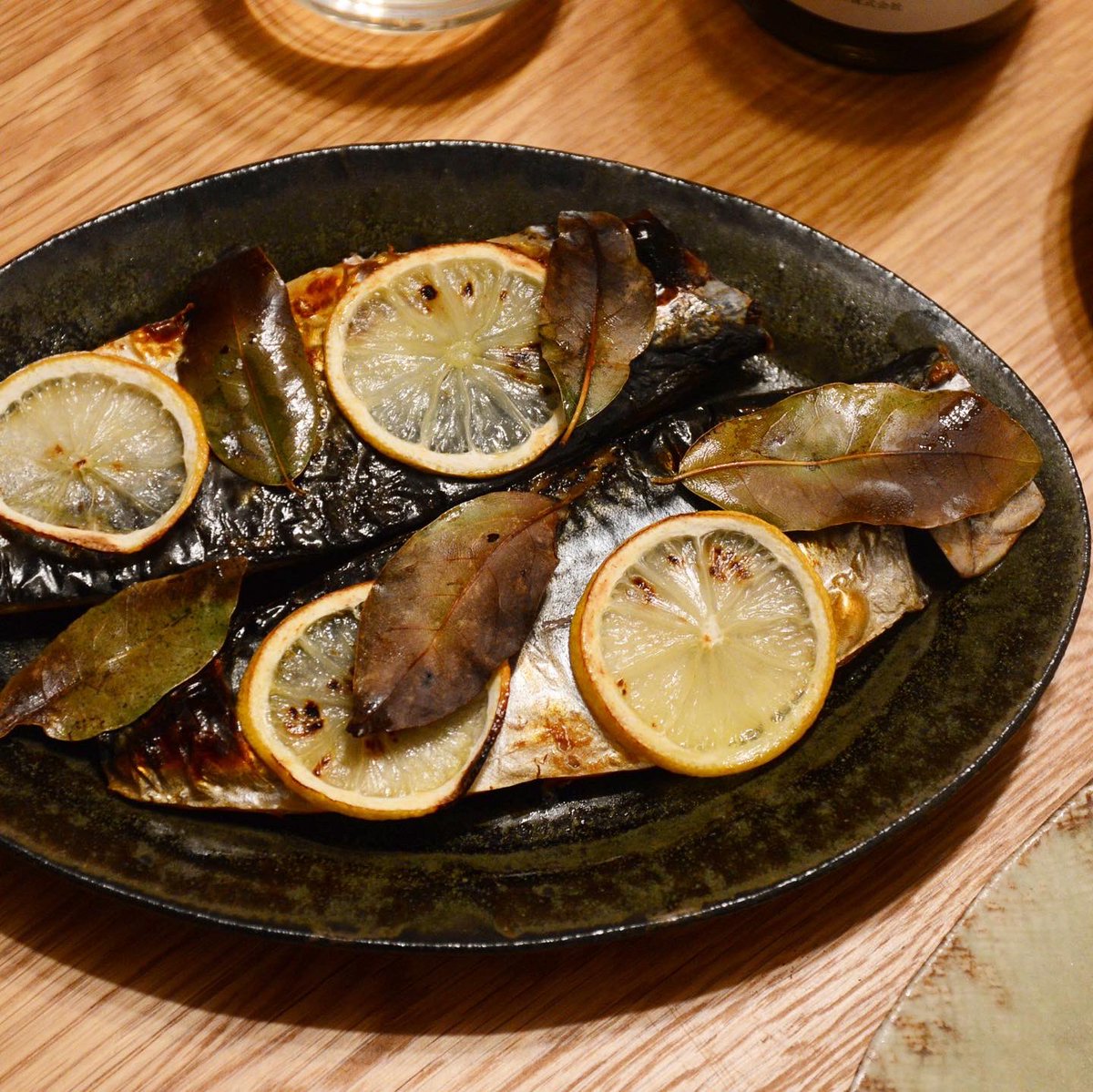 鯖の干物にレモンスライスとローリエ（フレッシュのを冷凍している）をのせて焼いたら一気に洋風な一品に。レモンの酸味とローリエの爽やかさで鯖のこってりした脂もスッキリ食べられるし、ワインにも合う。焼けたローリエのおかげでほのかにスモーク香も。