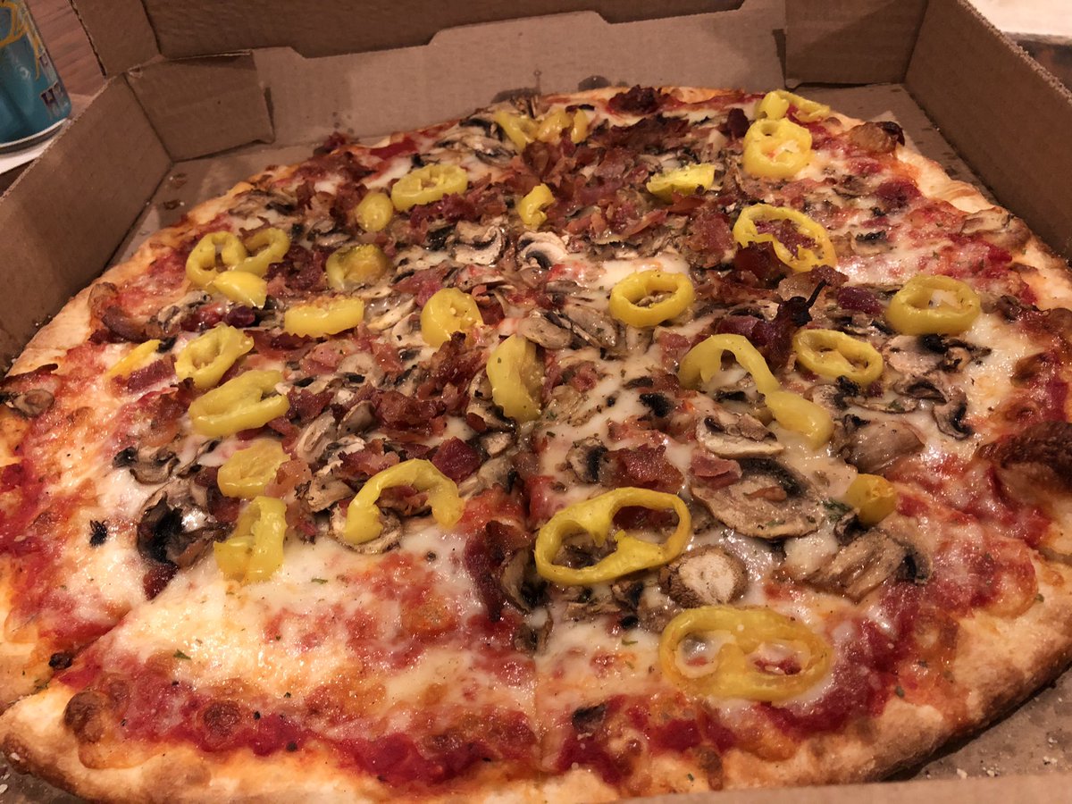 RyneDennis's tweet photo. That’s a medium pizza? Dammmnnnn Starland. 🍕 #supportAthensGa https://t.co/302lTgtS38