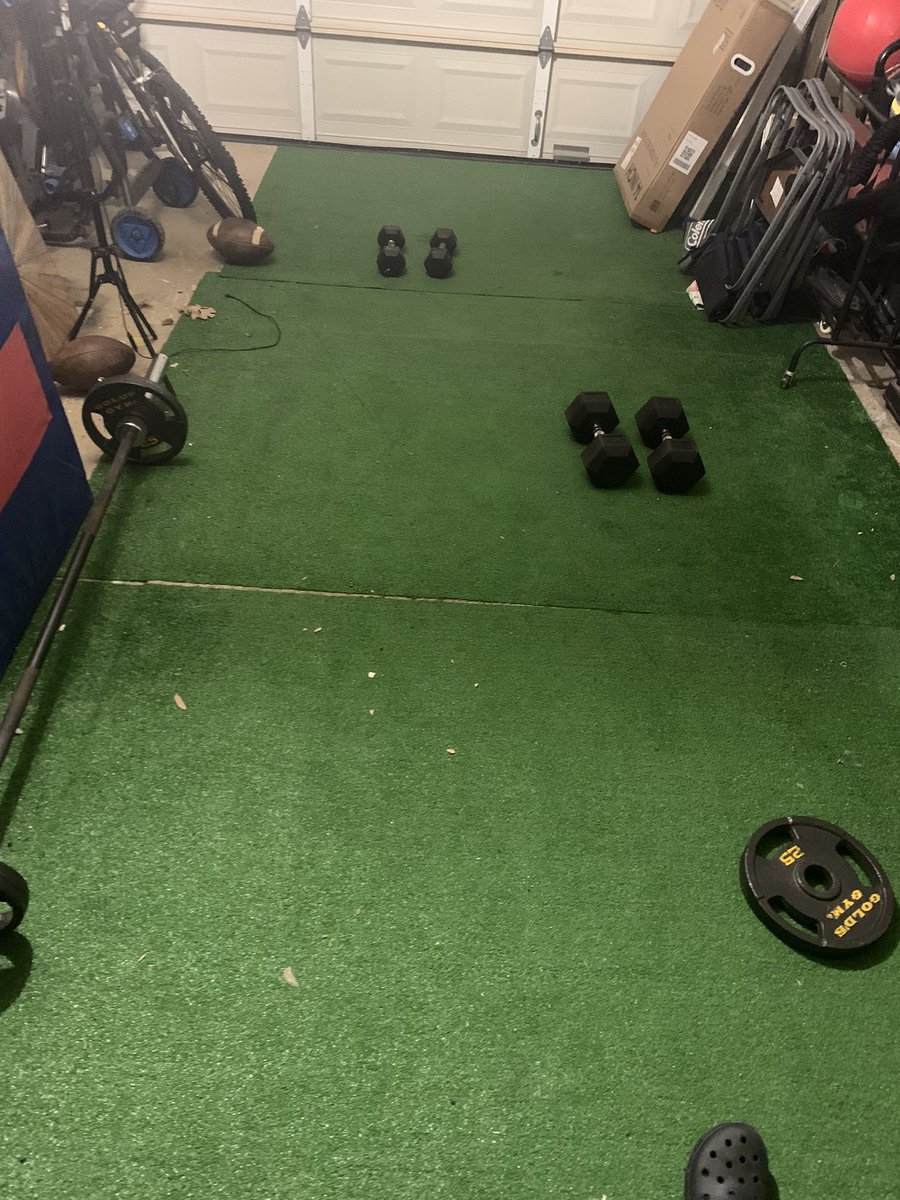 LHSFB5's tweet photo. Late night workout 2nd workout of the day (Light chest and shoulders)@LHSFball @modle1112 https://t.co/hraxALXmeA