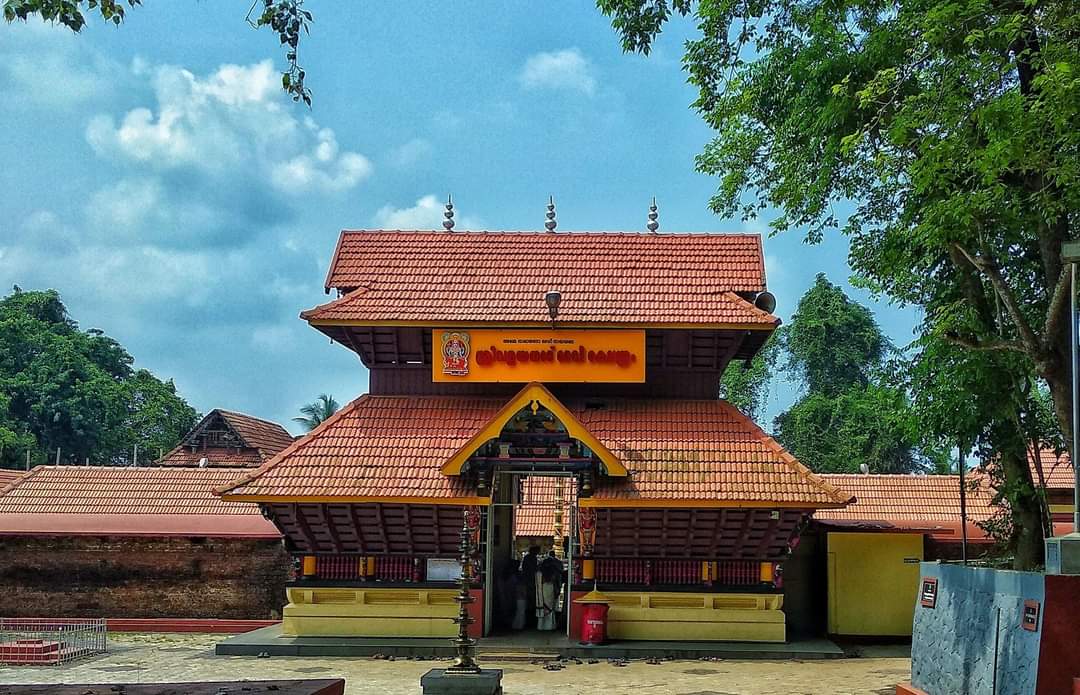 Valayanad Devi templeKozhikode, Kerala  #keralatemples Valayanad Bhagavathi is the family temple of the Zamorin Kings, who were the rulers of Kozhikode. Sthala puranam says how Devi came here A Fight occured between Zamorin and Valluvanad king in which the Zamorians were