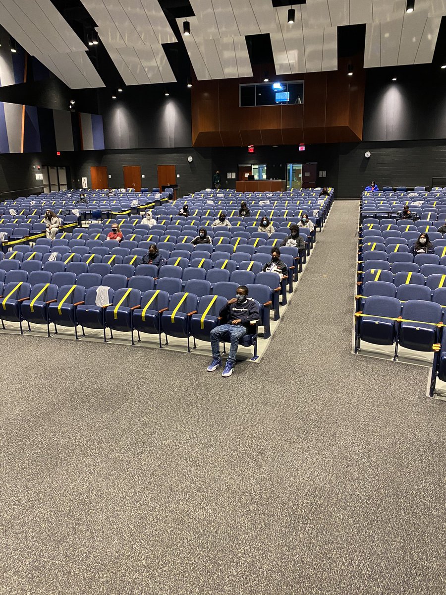 HILKOLCS's tweet photo. Having the opportunity to have 1st year freshman and new students to LHS who are returning to hybrid learning for an orientation was great. @loraincsd https://t.co/LrbzhjU8Qc
