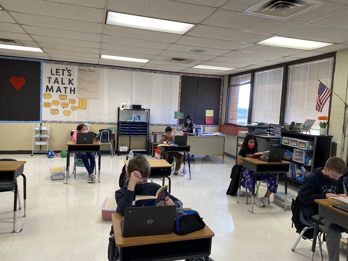 jwmscounselor's tweet photo. During the month of January Book Blizzards will spontaneously occur. Fourth graders were caught in the middle of one. #APRInspires @fcpsk12 @ https://t.co/wUW7FMOdYM