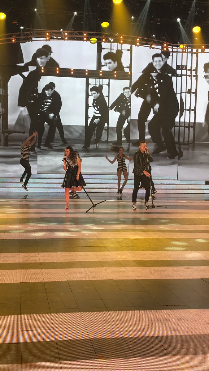 cantando2020's tweet photo. Segunda canción de la noche en esta semifinal para @AngelaLeivaOk y @BLanzelottaOK 🎤🎤 #Cantando2020 https://t.co/mswGLkgNJ5