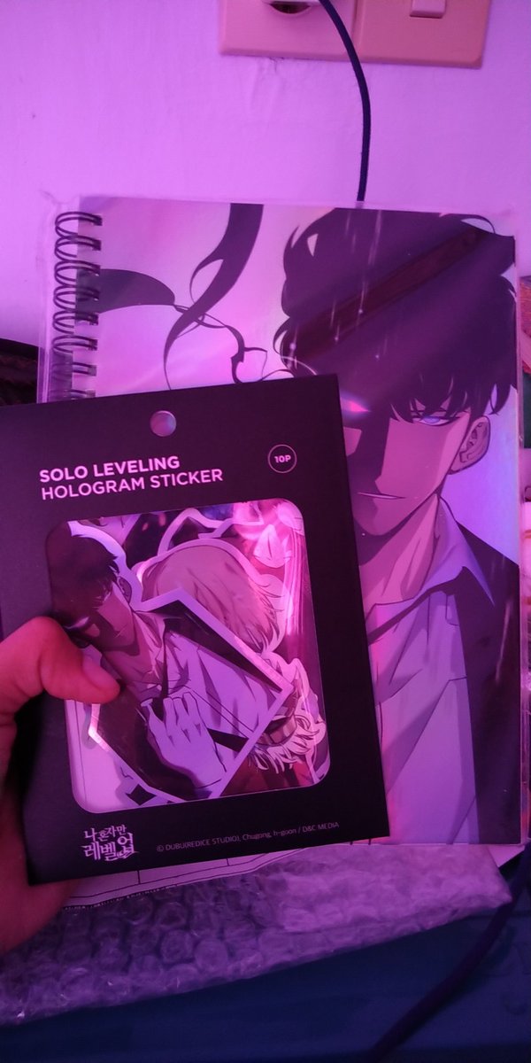 Indah_ratri2's tweet photo. .makasih @kakaopageindo untuk hadiah notebook Solo Leveling sudah sampai. Oiya ada sticker hologram juga. 😀 https://t.co/Dh0sePw8vZ