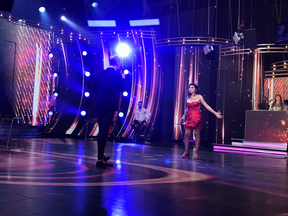 cantando2020's tweet photo. Segunda canción de la noche en esta gran semifinal para @RTapari y @RocioQuirozz 🎙🎤👏🏼 #Cantando2020 https://t.co/NNL8KXPeRr
