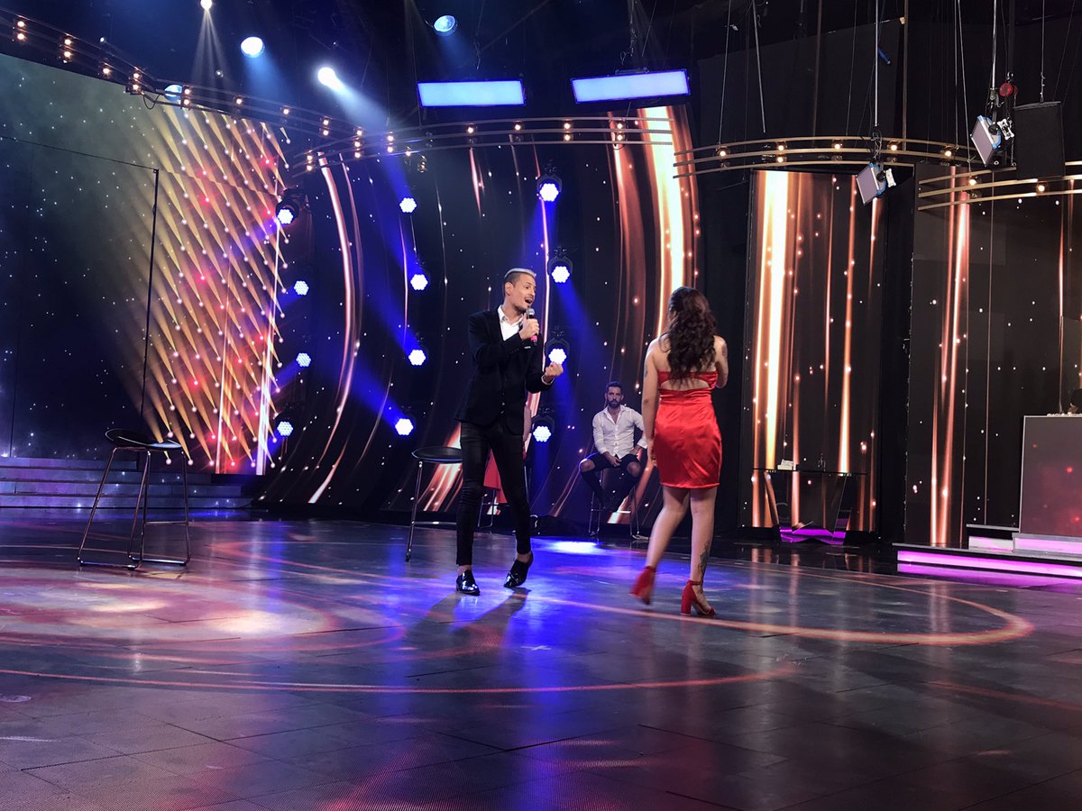 cantando2020's tweet photo. Segunda canción de la noche en esta gran semifinal para @RTapari y @RocioQuirozz 🎙🎤👏🏼 #Cantando2020 https://t.co/NNL8KXPeRr